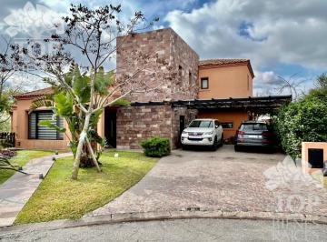 Casa · 1051m² · 6 Ambientes · 2 Cocheras · Casa en Islas a La Laguna y Vista Al Golf