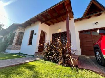 Casa · 300m² · 4 Ambientes · 1 Cochera · Excelente Casa de 3 Dorm. B° Manzanar - Cipolletti