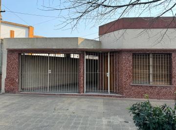 Frente · Casa en Excelente Zona Plaza Sarmiento Lote Irregular 11x30
