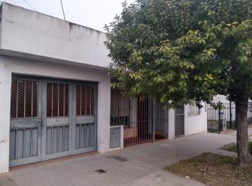 Casa · 112m² · 4 Ambientes · 1 Cochera · Casa en Buena Ubicación