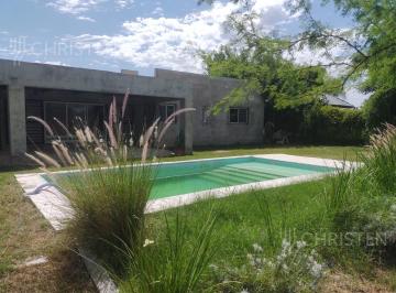 Piscina con solarium interior · Venta Casaquinta Quinta en Rincón Ruta 1 Km 6.5