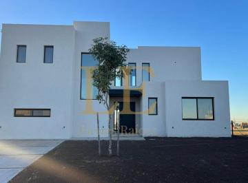 Casa · 230m² · 5 Ambientes · 4 Cocheras · Casa a La Venta en Puertos del Lago