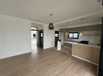 Casa · 90m² · 3 Ambientes · 1 Cochera · Casa en Venta Complejo Cerrado, Barrio Los Enriques