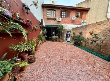 Casa · 110m² · 4 Ambientes · 1 Cochera · Duplex en Excelente Estado Sobre Calle Medina, Caseros Centro