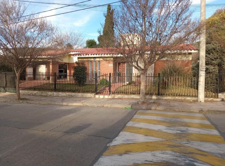 Casa · 200m² · 6 Ambientes · 1 Cochera