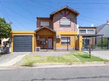 Casa · 120m² · 5 Ambientes · 3 Cocheras · Casa en Venta