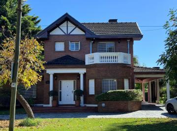Casa de 6 ambientes, Presidente Perón · Excelente Chalet de Categoria Sobre Amplio Parque con Bosque
