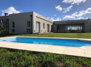 Casa · 205m² · 4 Ambientes · 2 Cocheras · Casa en Venta en Barrrio Rumenco
