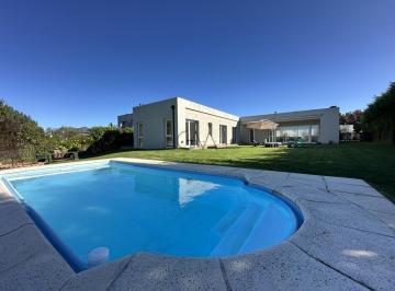 Casa · 205m² · 4 Ambientes · 2 Cocheras · Casa en Venta en Barrrio Rumenco