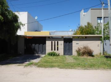 Casa · 90m² · 3 Ambientes · 2 Cocheras · Casa en Venta en City Bell - Dacal Bienes Raíces