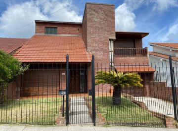 Casa · 220m² · 5 Ambientes · 1 Cochera · Alquiler Verano 2025 - Casa de 5 Amb con Garage Quincho y Piscina - Mogotes