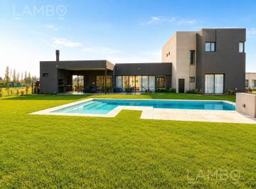 Casa · 230m² · 7 Ambientes · 1 Cochera · Venta Casa Pilar Medal C. C.