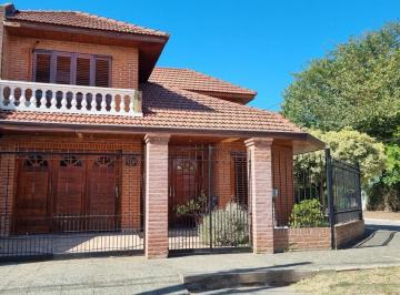Casa · 215m² · 4 Ambientes · 1 Cochera · Chalet en Venta en Quilmes Oeste