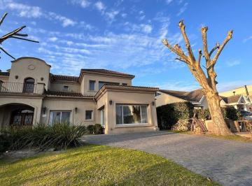 Casa · 290m² · 7 Ambientes · 2 Cocheras · Casa en Venta con Lote Trasero Opcional