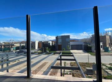 Casa · 145m² · 2 Dormitorios · 2 Cocheras · Dúplex · Alquiler · Barrio Privado · 2 Dorm.