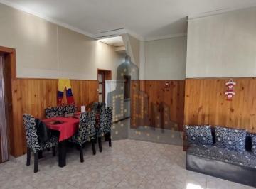 Casa · 84m² · 4 Ambientes · Venta - Casa - Lote Propio - Caseros - 4 Cuatro Ambientes - Terraza Propia - Parrilla - Oportunidad.
