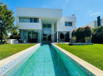 Casa · 280m² · 5 Ambientes · 1 Cochera · Casa de 5 Ambientes Desarrollada en Dos Plantas