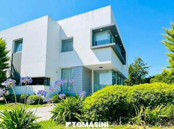 Casa · 280m² · 5 Ambientes · 1 Cochera · Arenas del Sur - Casa de 5 Ambientes en Dos Plantas