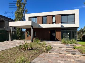 Casa · 285m² · 7 Ambientes · 2 Cocheras · Casa en St Thomas Este
