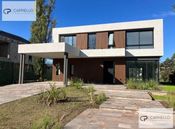 Casa · 285m² · 7 Ambientes · 2 Cocheras · Casa en St Thomas Este