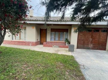 Casa · 130m² · 3 Ambientes · 2 Cocheras · Venta Chalet en Barrio El Martillo