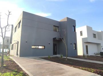 Casa · 190m² · 5 Ambientes · Casa en Alquiler en El Aljibe, Pilar, G. B. a. Zona Norte