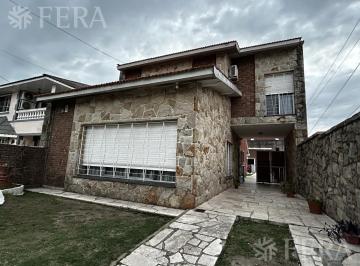 Casa · 110m² · 3 Ambientes · 1 Cochera · Venta Casa de 3 Ambientes con Cochera y Quincho en Wilde
