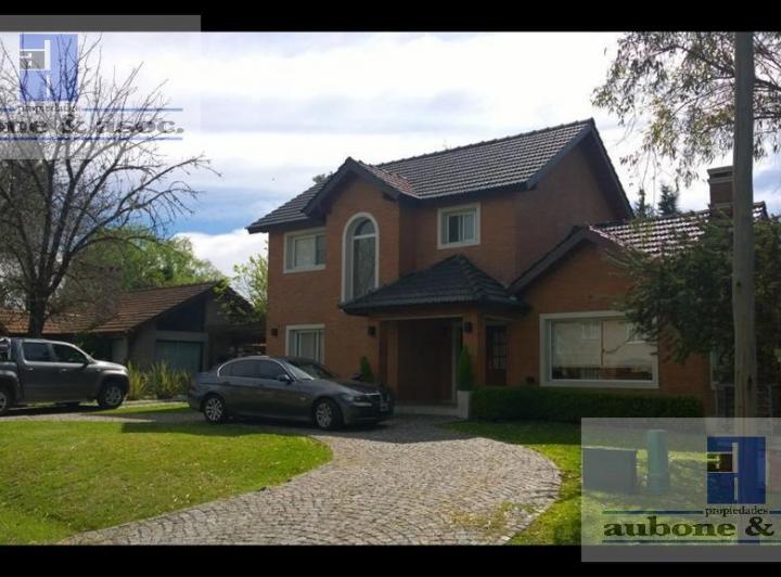 Casa · 240m² · 4 Ambientes · 3 Cocheras