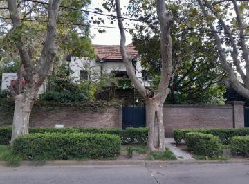 Casa · 445m² · 9 Ambientes · 3 Cocheras · Lindísima Casa de Estilo Muy Bien Ubicada!