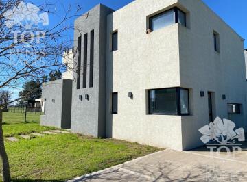Casa · 250m² · 4 Ambientes · 3 Cocheras · Casa en Venta en San Sebastián Escobar