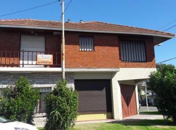 Casa · 300m² · 5 Ambientes · 2 Cocheras · Propiedad en Block: 2 Viviendas de 3 Ambientes y Local en Esquina de Roca y La Pampa