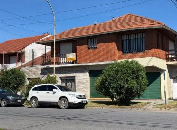 Casa · 300m² · 5 Ambientes · 2 Cocheras · Propiedad en Block: 2 Viviendas de 3 Ambientes y Local en Esquina de Roca y La Pampa