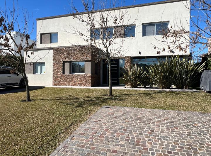 Casa · 250m² · 5 Ambientes