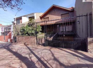 Casa · 250m² · 4 Ambientes · 3 Cocheras · Chalet en Venta Banfield Oeste 3 Dorm. Dependencia