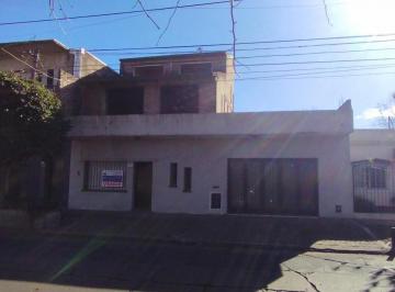 Casa · 211m² · 3 Ambientes · 2 Cocheras · Casa en Muy Buena Ubicacion