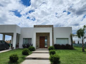 Casa · 161m² · 4 Ambientes · 2 Cocheras · Casa en Alquiler Barrio Don Joaquin Canning Ezeiza