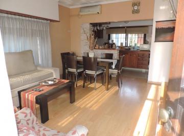Casa de 4 ambientes, Avellaneda · Wilde, (Retasada) Hermosa Casa, 2 Dor. Comedor, Cocina, Baño, Patio, Quincho, Gge.3 Autos (Permuta)
