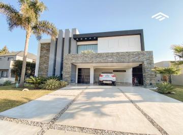 Casa · 300m² · 1 Ambiente · 2 Cocheras · Casa a La Venta en Los Naranjos - 5 Amb + Piscina