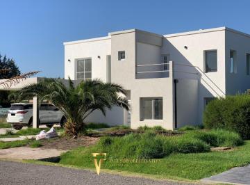 Casa · 231m² · 6 Ambientes · 1 Cochera · Venta - Casa - 6 Ambientes - Cochera - Jardín - Canning