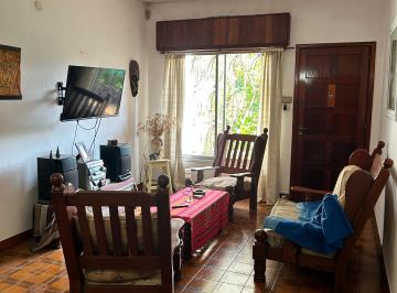 Casa de 5 ambientes, Hurlingham · Sólida Casa en Dos Plantas con Detalles Para Reciclar. Parque Johnston