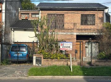 Casa de 5 ambientes, Hurlingham · Sólida Casa en Dos Plantas con Detalles Para Reciclar. Parque Johnston