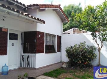 Casa de 4 ambientes, La Matanza · Chalet en Venta de 3 Dorm. C/ Cochera en Ramos Mejía