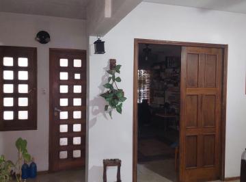 Casa · 140m² · 3 Ambientes · 1 Cochera · Casa en Barrio Empleados de Comercio