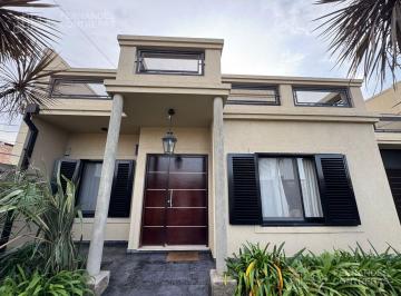 Casa · 262m² · 5 Ambientes · 1 Cochera · Casa en Venta de 5 Ambientes y Piscina