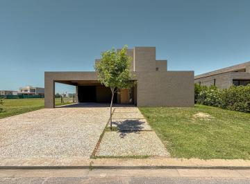 Casa · 201m² · 8 Ambientes · 2 Cocheras · Casa de 3 Dorm. a Estrenar en Vida, Funes