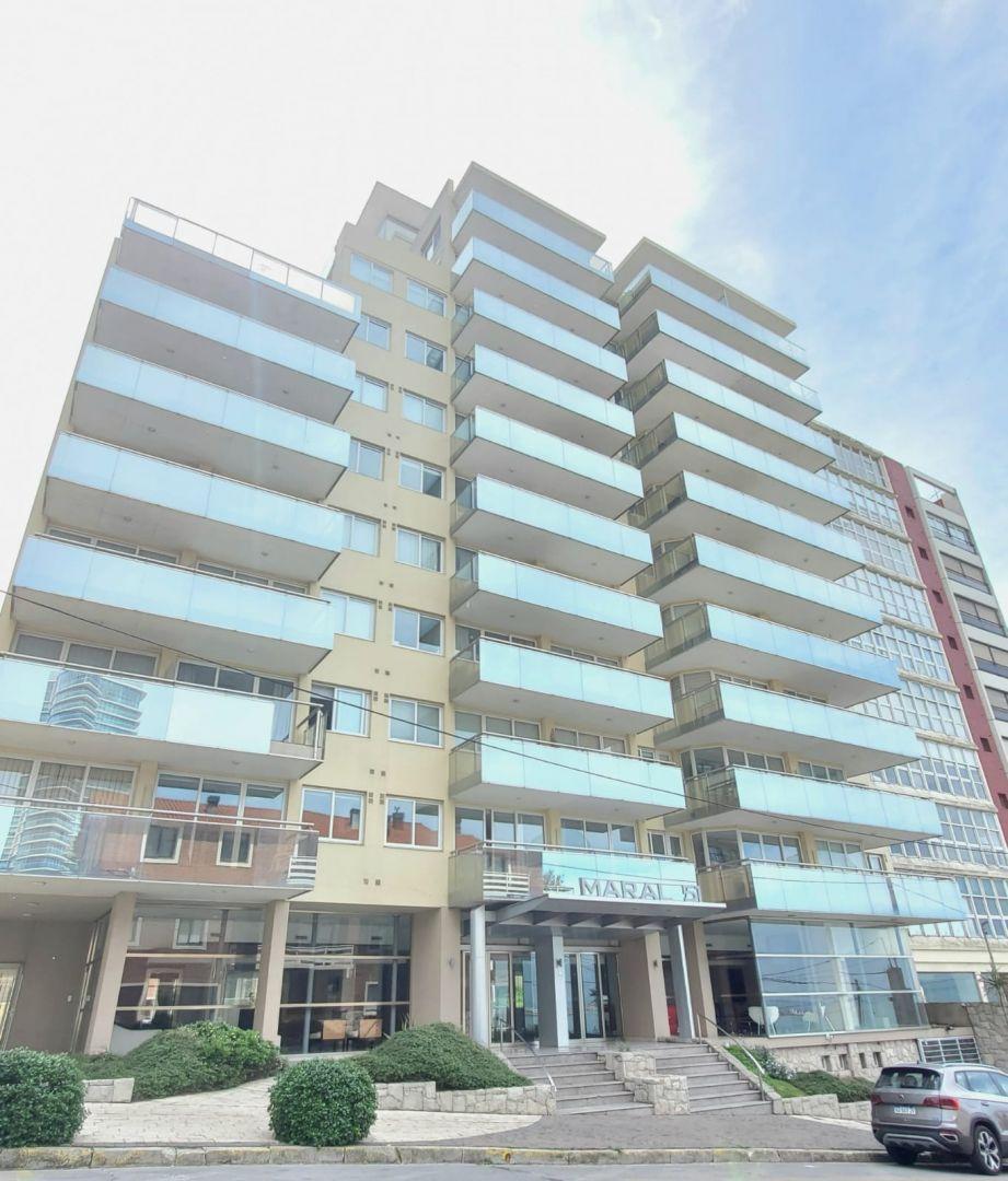 Venta de Excelente Departamento 2 ambientes con cochera en Playa Chica