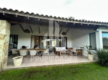 Casa · 260m² · 4 Ambientes · Casa en Venta Estancias del Pilar, Champagnat