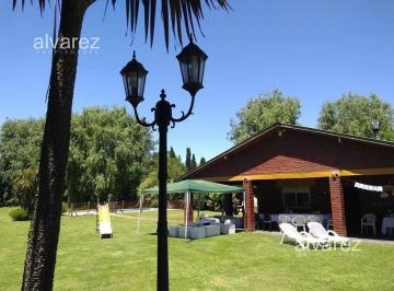 Quinta vacacional · 144m² · 4 Ambientes · 5 Cocheras · Venta Casa Quinta Moreno