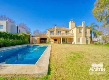 Casa · 267m² · 5 Ambientes · 2 Cocheras · Laguna del Sol. Espectacular Casa 5 Amb en Lote de 827 m²