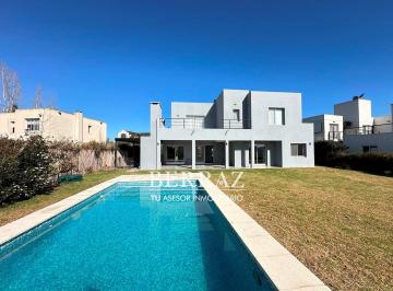 Casa · 200m² · 4 Ambientes · 2 Cocheras · Casa Venta 4 Ambientes a La Laguna San Francisco Villanueva Lote de 850 m²